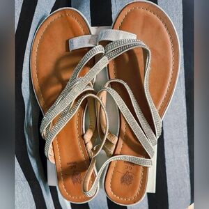 .NWT GC Women's Silver/Sparkle Straps Sandals Size 10
